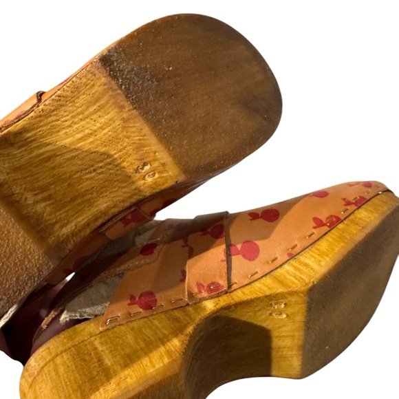 BOBO CHOSES Tan and Red Apple Print Kids Clogs - size 30EU (13C) - Picture 4 of 4